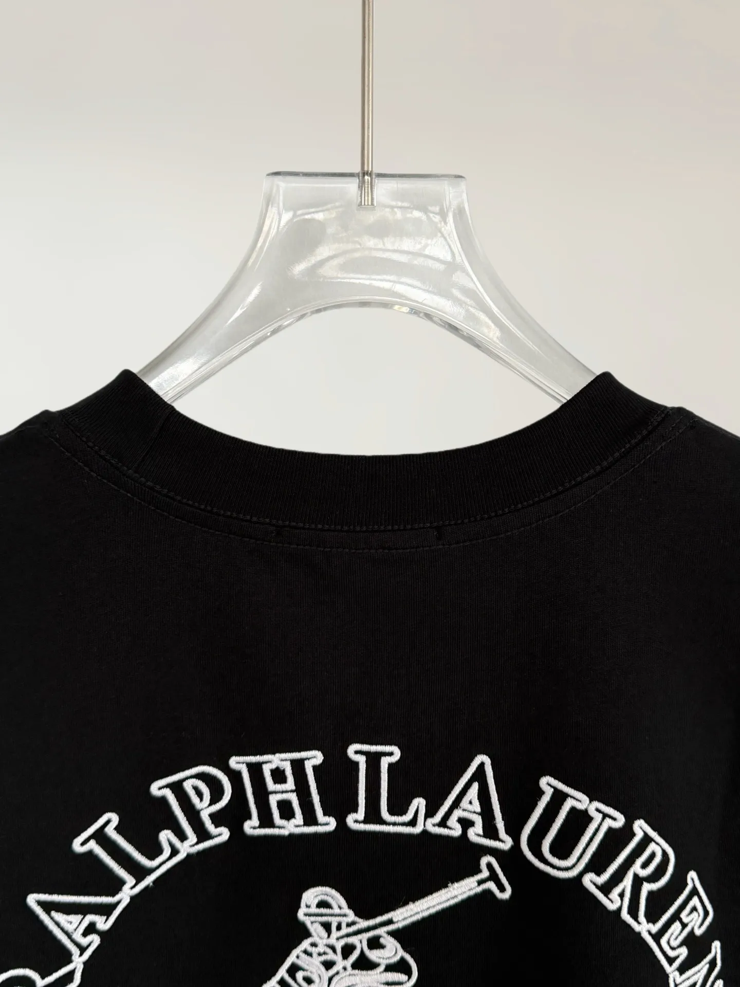 P160 [High Quality]Ralph Lauren*Ralph Lauren embroidery micro-label simple‼ ️Short-sleeved T-shirt 💗Ralph Lauren classic short-sleeved T-shirt, custom-made 280g pure cotton fabric, soft and breathable, classic horseback golf🏌️ embroidery on the chest, logo + logo embroidery on the back, simple and recognizable. Round neck design, neat tailoring, customized 280g pure cotton fabric, soft and smooth to the touch, great breathability, super comfortable to wear in summer! The same loose version for men and women, OK to wear alone or layered, versatile ~ 𝐂𝐎𝐋𝐎𝐔𝐑: black white 𝐒𝐈𝐙𝐄: S-xL Size chart: S: Shoulder width 51 - Bust 55 - Clothing length 70 M: Shoulder width 53 - Bust 57 - Clothing length 72 L: Shoulder width 55 - Bust 59 - Clothing length 74 XL: Shoulder width 57 - Bust 61 - Clothing length 76